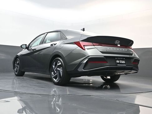 Certified 2025 Hyundai Elantra SEL image 18