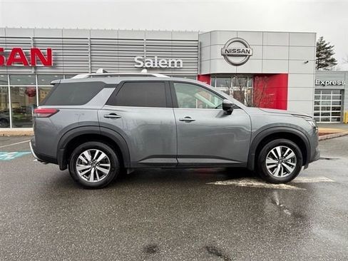 Used 2024 Nissan Pathfinder SL image 17