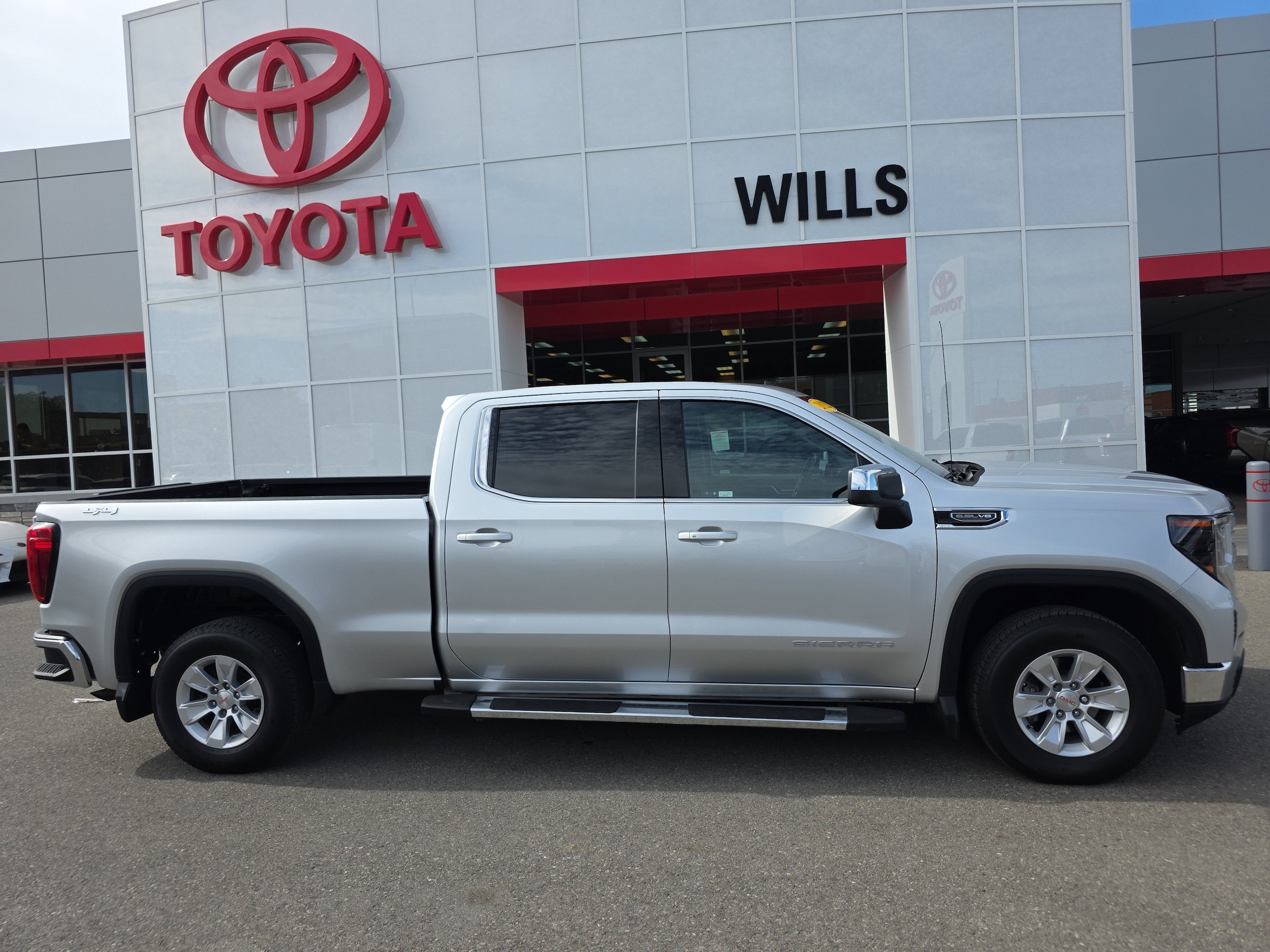 Used 2022 GMC Sierra 1500 SLE AWD/4WD image 1