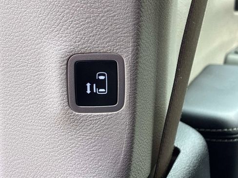 Used 2023 Chrysler Pacifica Touring-L FWD image 18