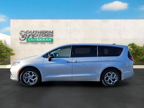 Used 2024 Chrysler Pacifica Limited FWD image 2