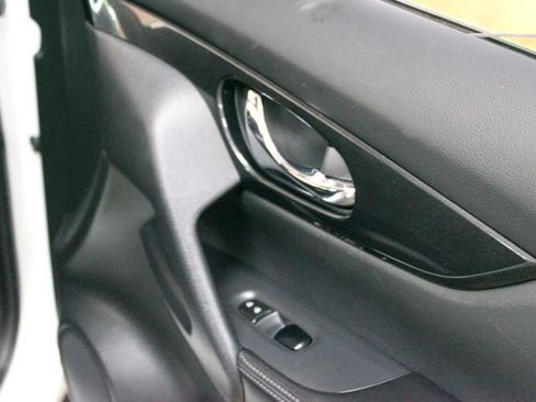 Used 2017 Nissan Rogue S FWD image 11