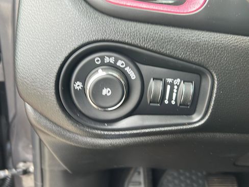 Used 2020 Jeep Renegade Latitude w/ UConnect 8.4 Nav Group image 20