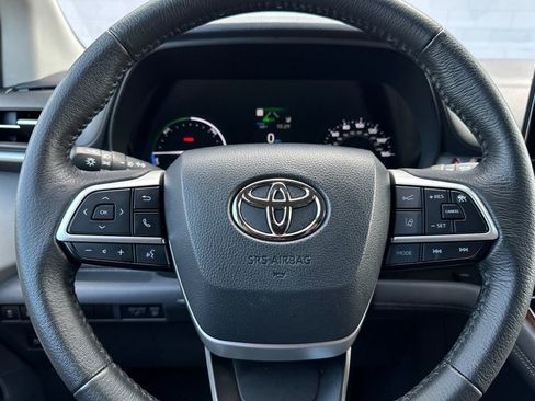 Used 2022 Toyota Sienna XLE FWD image 22