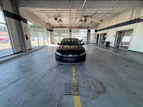 Used 2025 Volkswagen Jetta SE image 16