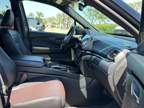 Used 2025 Honda Ridgeline Black Edition image 11