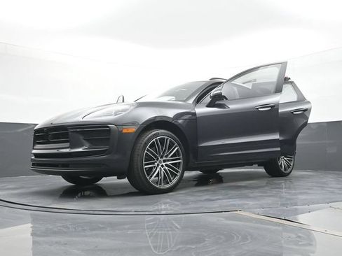 Certified 2025 Porsche Macan AWD/4WD image 31
