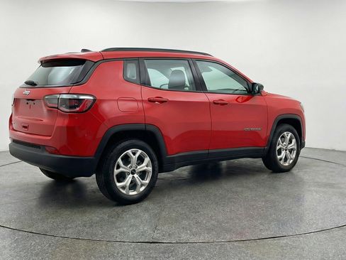 Used 2025 Jeep Compass Latitude image 9