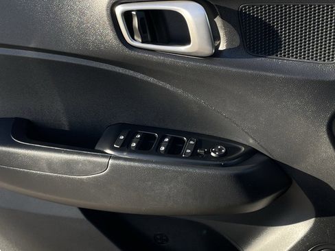 Used 2025 Hyundai Venue SE image 19