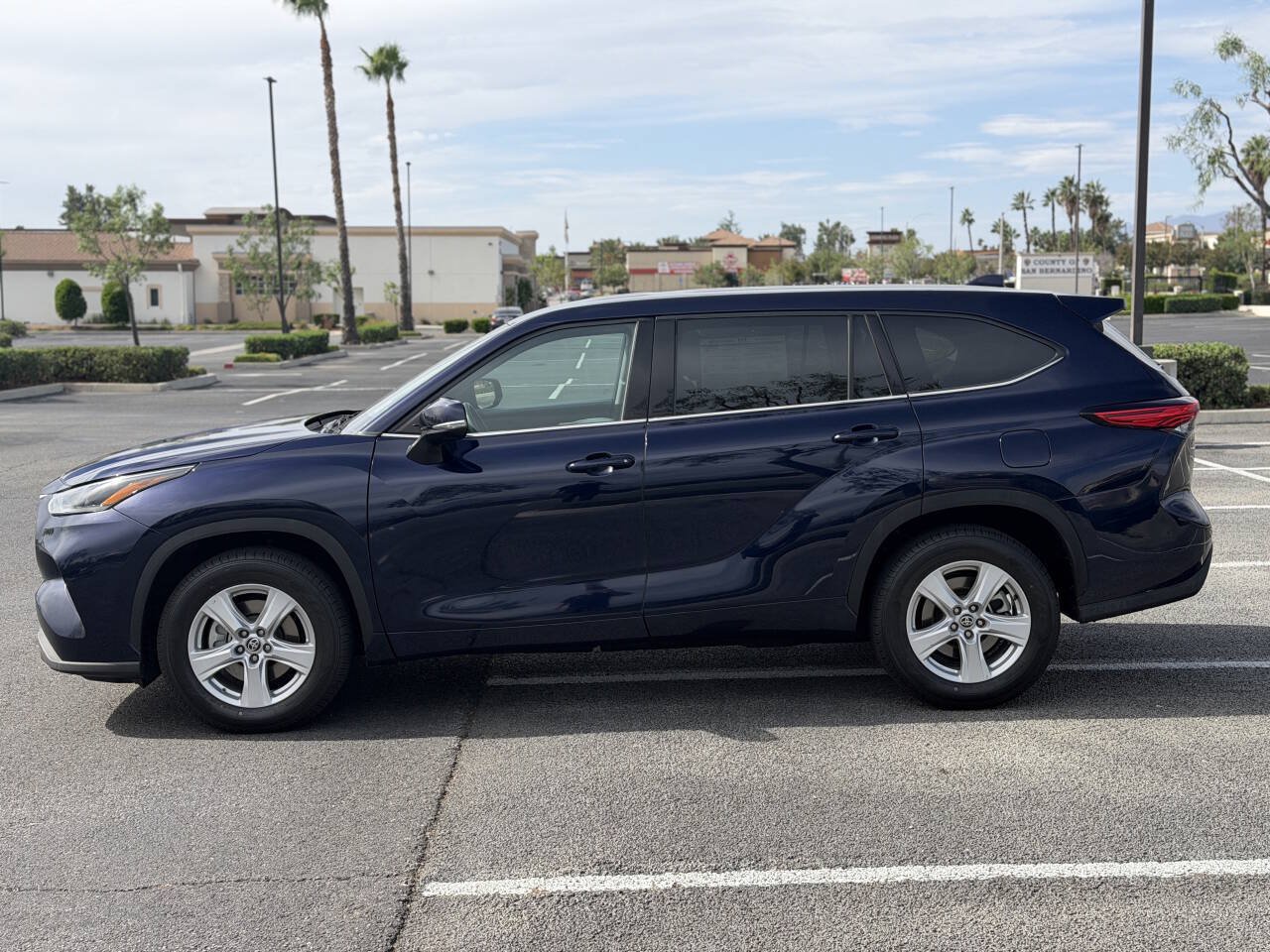 Used 2021 Toyota Highlander L FWD image 4