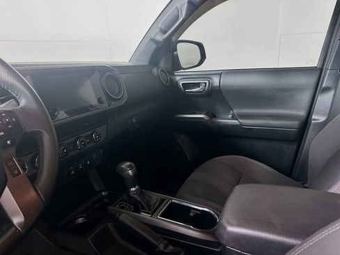 Used 2018 Toyota Tacoma TRD Sport image 7