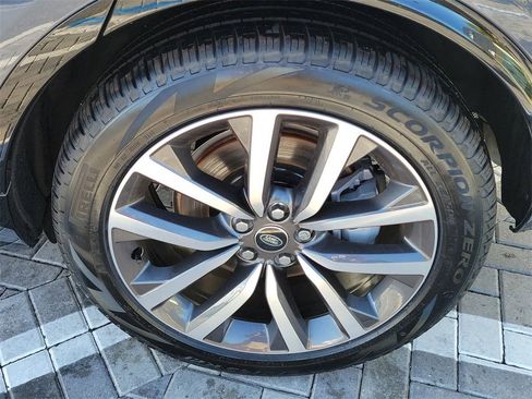 New 2025 Land Rover Discovery Dynamic SE image 14