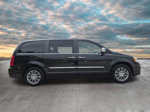 Used 2014 Chrysler Town & Country Touring-L w/ Trailer Tow Group FWD image 9