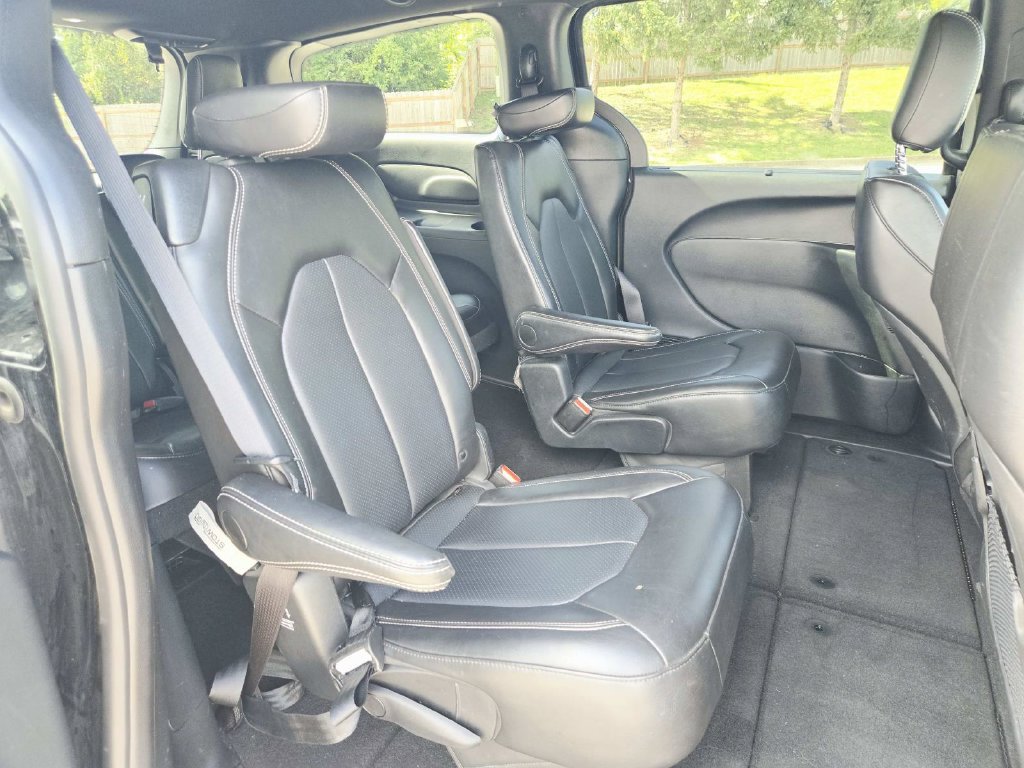 Used 2025 Chrysler Pacifica Select FWD image 16