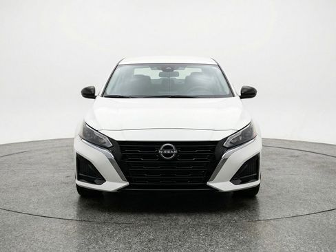 Used 2025 Nissan Altima 2.5 SV FWD image 2