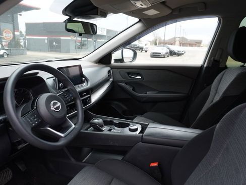 Used 2023 Nissan Rogue SV image 2