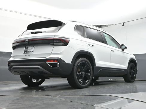 Used 2025 Volkswagen Taos SE image 15