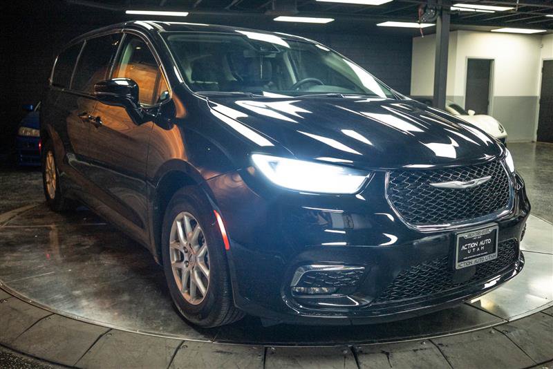 Used 2024 Chrysler Pacifica Touring-L FWD image 5