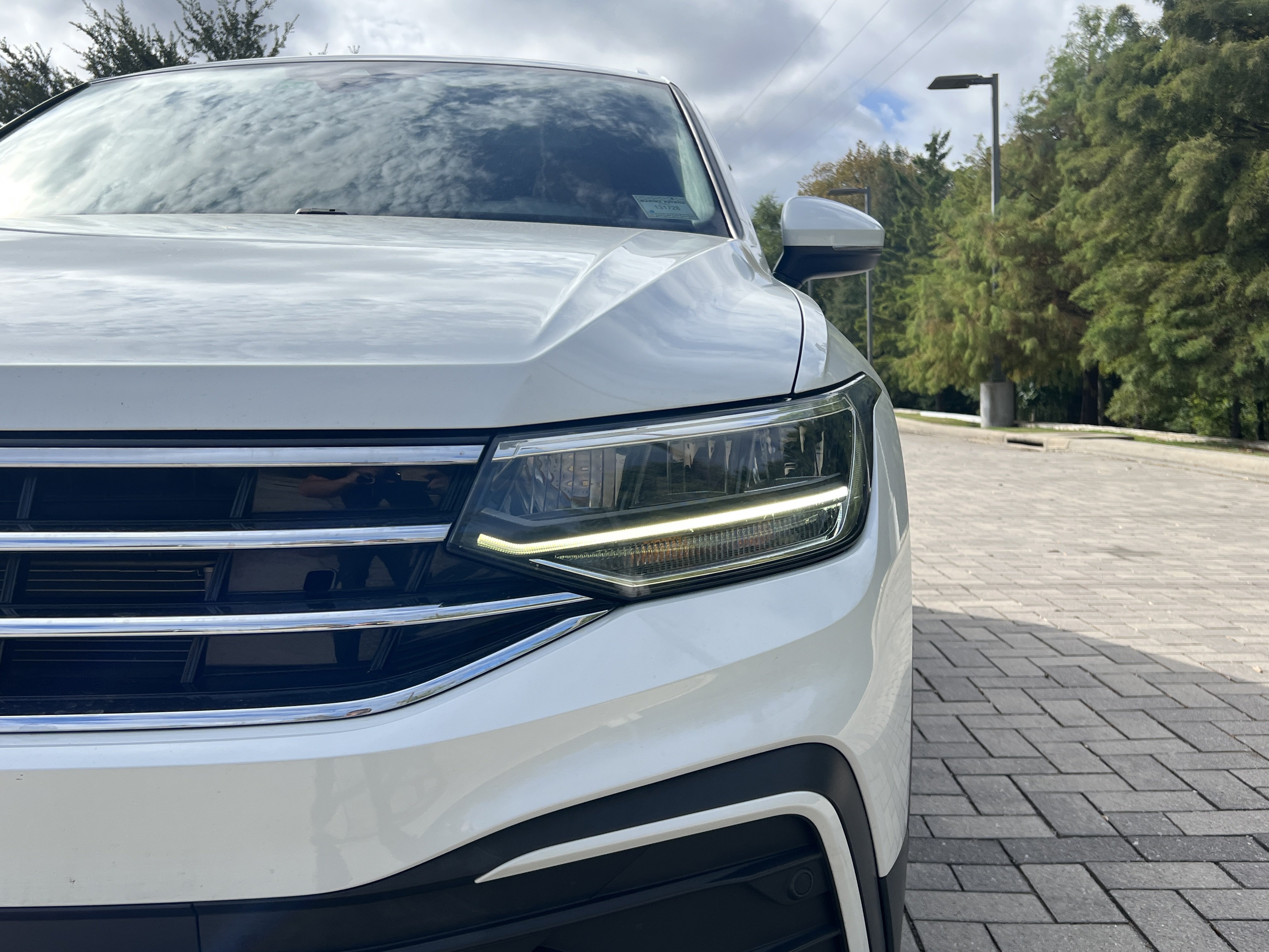 Used 2023 Volkswagen Tiguan SE w/ Panoramic Sunroof Package FWD image 5