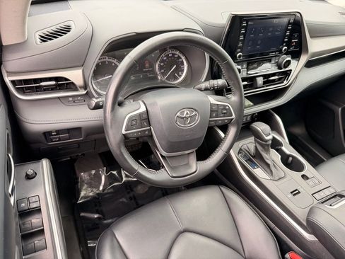 Used 2022 Toyota Highlander XLE FWD image 25