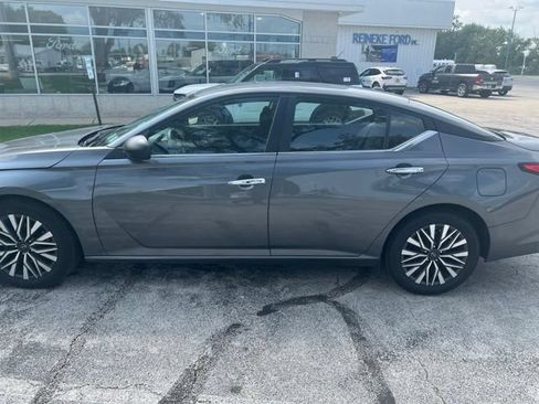 Used 2024 Nissan Altima 2.5 SV FWD image 2