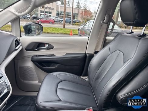 Used 2024 Chrysler Pacifica Touring-L image 29