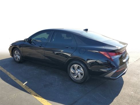 Used 2025 Hyundai Elantra SE image 4