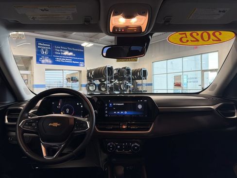Used 2025 Chevrolet TrailBlazer LT w/ Convenience Package AWD/4WD image 9