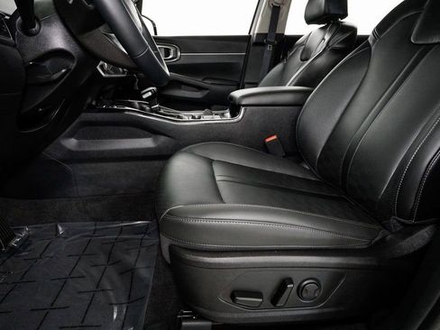 Certified 2025 Kia Sorento S image 9