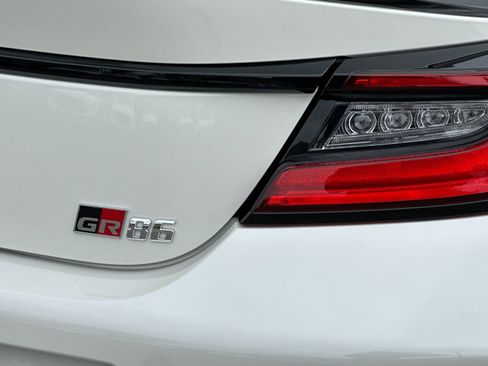 Used 2025 Toyota GR86 Premium image 24