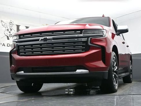 Used 2023 Chevrolet Suburban Premier w/ Premium Package AWD/4WD image 4