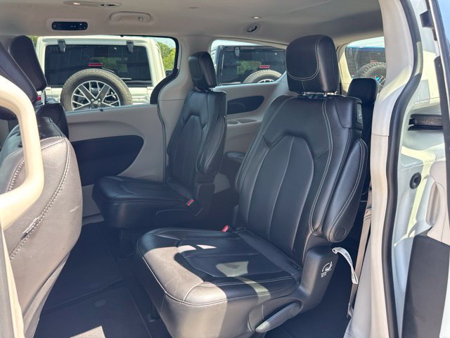Used 2023 Chrysler Pacifica Touring-L FWD image 13