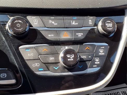 Used 2024 Chrysler Pacifica Touring-L FWD image 18