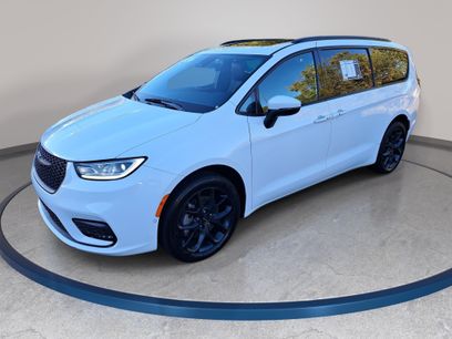 Used 2023 Chrysler Pacifica Touring-L w/ S Appearance Package