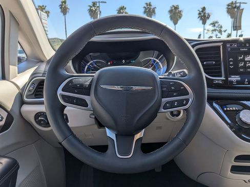 Certified 2023 Chrysler Pacifica Touring-L image 13