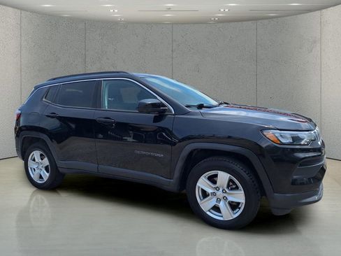Used 2022 Jeep Compass Latitude w/ Convenience Group AWD/4WD image 3