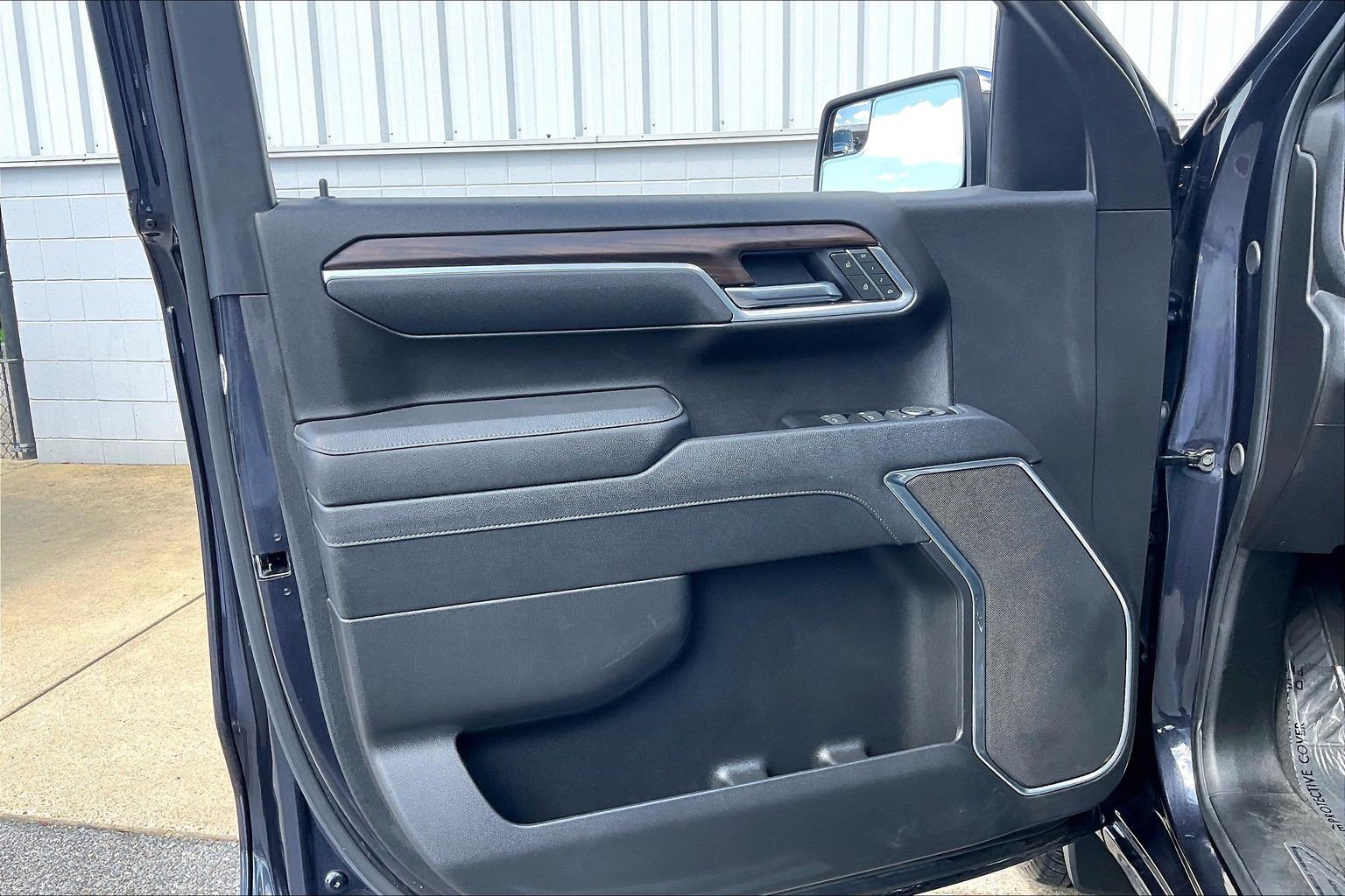 Used 2025 GMC Sierra 1500 SLT AWD/4WD image 27