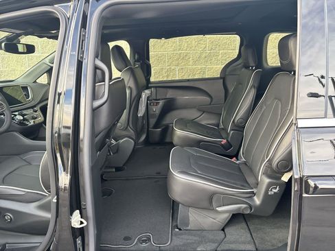 New 2026 Chrysler Pacifica Limited FWD image 23