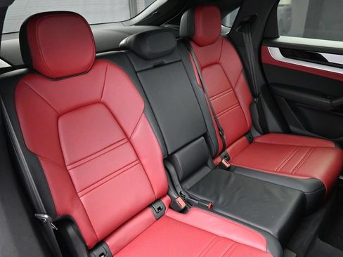Certified 2024 Porsche Cayenne Coupe AWD/4WD image 29