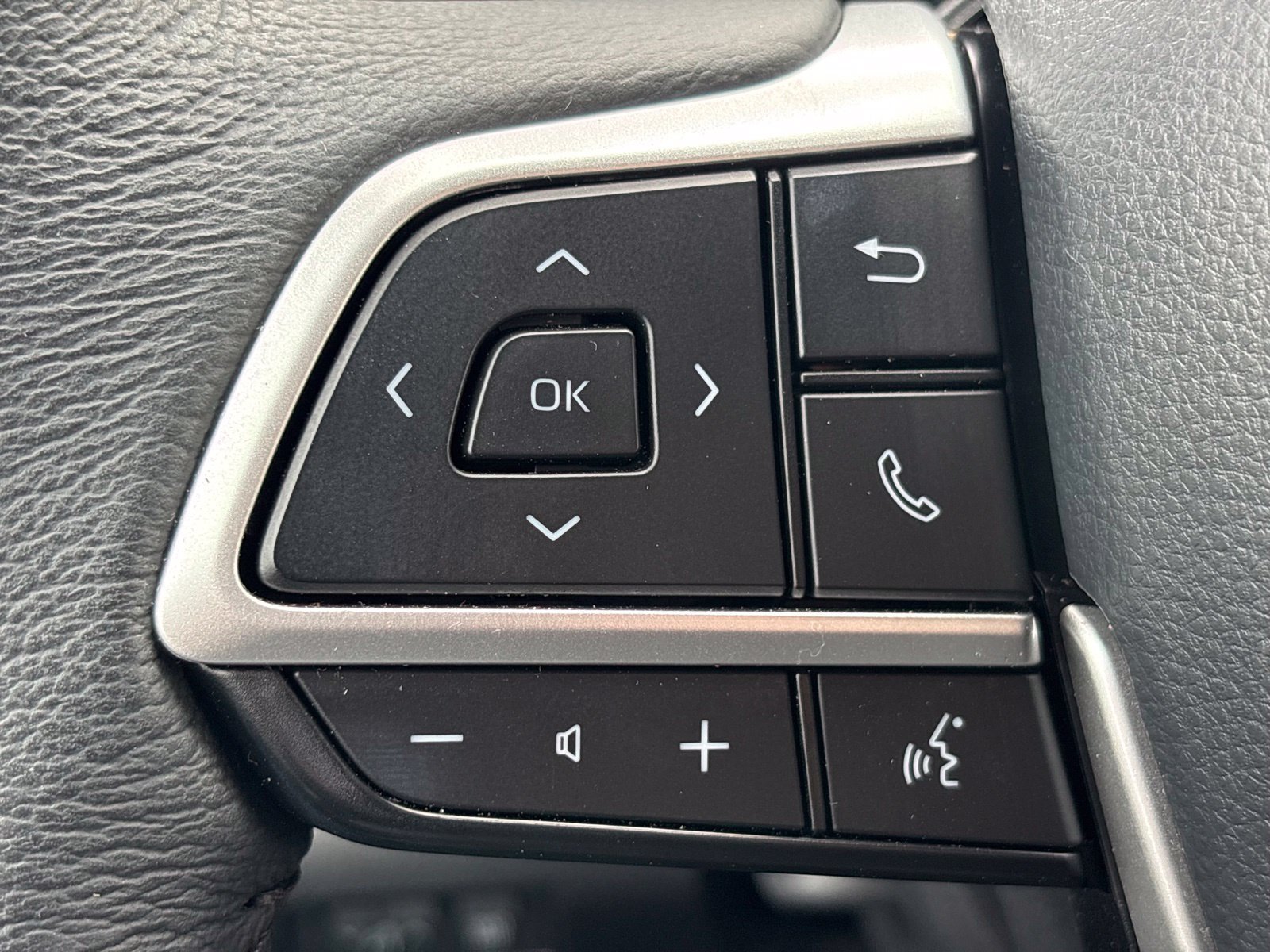 Used 2026 Toyota Sienna XLE FWD image 14