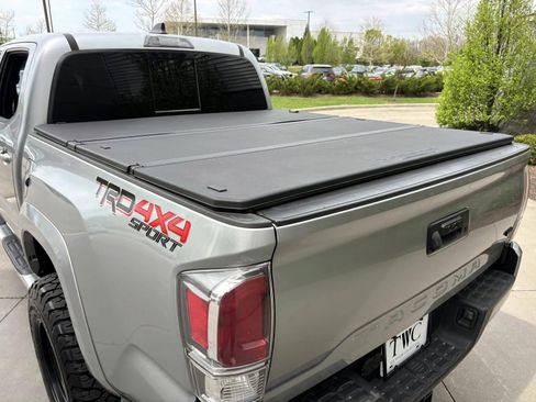 Used 2022 Toyota Tacoma TRD Sport image 9