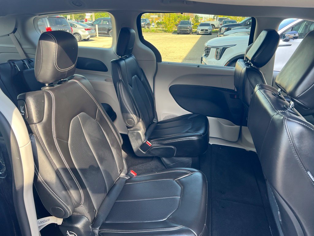 Used 2024 Chrysler Pacifica Touring-L FWD image 14