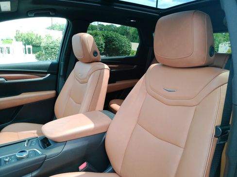 Certified 2024 Cadillac XT5 Premium Luxury AWD/4WD image 11
