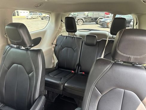 Used 2024 Chrysler Pacifica Touring-L FWD image 11