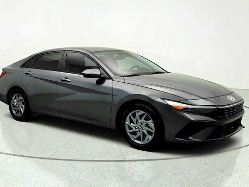 Used 2024 Hyundai Elantra SEL FWD image 3
