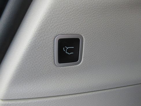 Used 2023 Chrysler Pacifica Touring-L FWD image 34