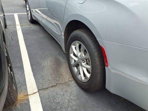 Used 2023 Chrysler Pacifica Touring-L AWD/4WD image 21