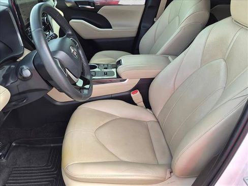 Used 2023 Toyota Highlander Limited FWD image 15