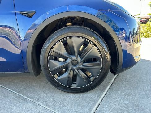 Used 2024 Tesla Model Y Long Range AWD/4WD image 31