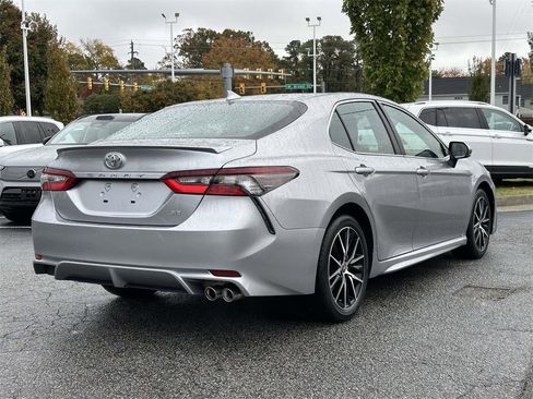 Used 2024 Toyota Camry SE image 19
